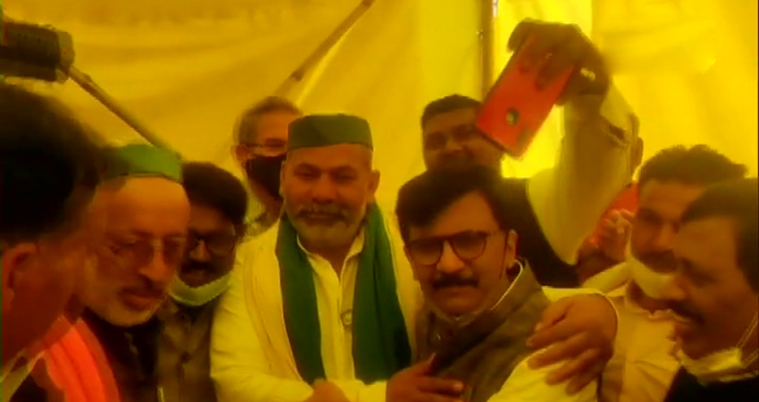किसान आंदोलन के बीच गाजीपुर बॉर्डर पुहंचे राउत, कहा- किसानों के साथ ठाकरे सरकार किसान आंदोलन के बीच गाजीपुर बॉर्डर पुहंचे राउत, कहा- किसानों के साथ ठाकरे सरकार